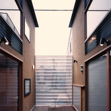 中庭の様な2階のデッキテラス