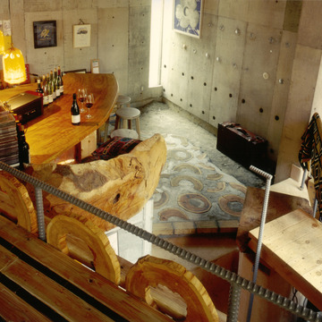 ワインバーの店内は丸太の荒削りのベンチやカウンターテーブルなどラフで力強いインテリア