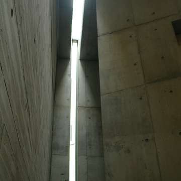 印象的な光と影を生み出す細長いトップライトとハイサイドライト