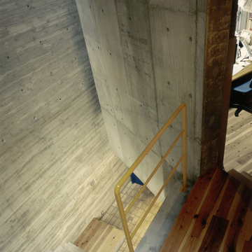 コンクリートの力強い質感を生かした階段ホール