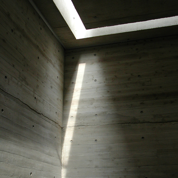 7メートルの天井からトップライトの明かりが落ちる