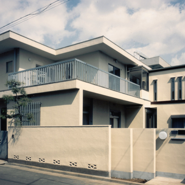 建物前面の増築部分は既存の外観に馴染んだデザインに