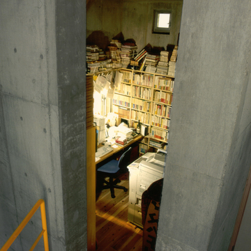 書庫のような小さな書斎