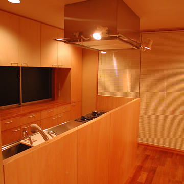 木の風合いを生かしたキッチン