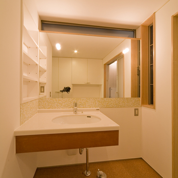 ハイサイド窓から気持ちよい光が差し込む洗面所