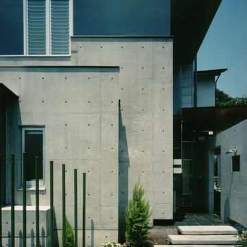 車で資材の搬入もできないような立て込んだ住宅地で50メートルものコンクリート圧送で現場打設