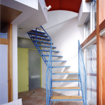 赤、青、黄の対比による設計デザイン