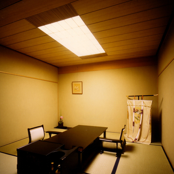 部屋ごとに様々な床の間を楽しめる織部床の和室