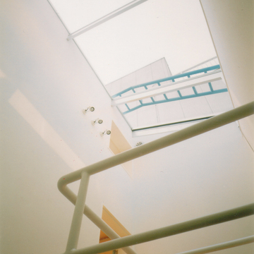 建物中央にトップライトのある階段室で明るい室内