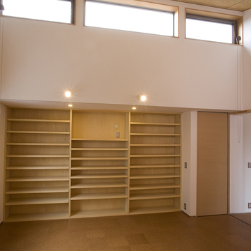 大容量の壁面収納も造り付けですっきりしたデザイン