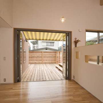 バルコニーへと続くリビングの窓は全開できる折れ戸で開放的