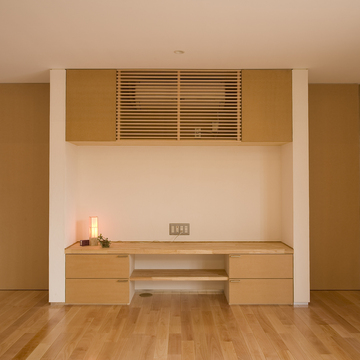 白い室内にベージュの建具が落ち着いた印象のリビング