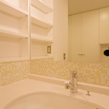 モザイクタイルが爽やかな印象の洗面スペース