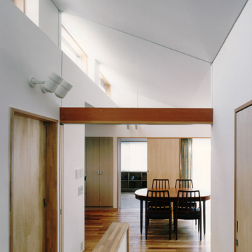 3階の高窓からは換気通風だけでなく明るい自然の光も差し込む