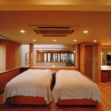 無垢フローリングとブラウンの木目の建具の組み合わせで落ち着いた雰囲気の寝室