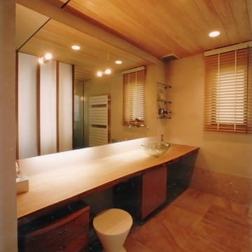 一枚板のカウンターが贅沢な洗面スペース