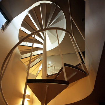 光の明暗で幻想的な螺旋階段