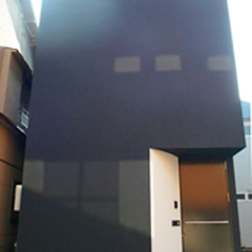 敢えて窓を設けない黒くシンプルな外観