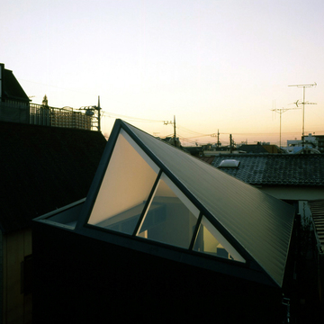 住宅街の中に浮かび上がるトップライト