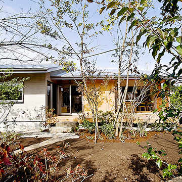 庭木で見え隠れする南側外観