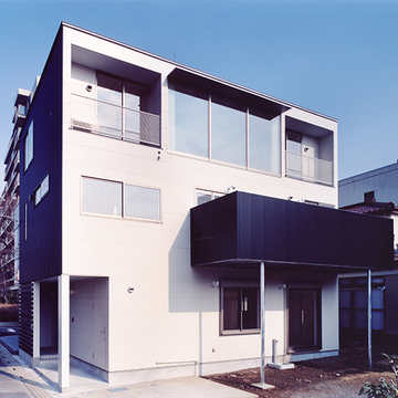 開口部が並ぶ直線的な外観