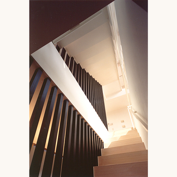 スリットの光が差し込む明るい階段