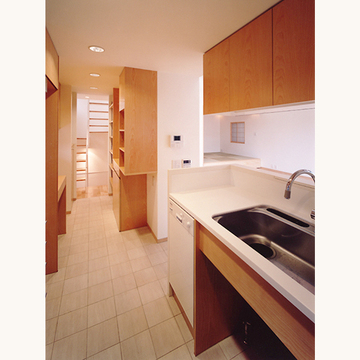 タイル床のすっきりしたキッチン