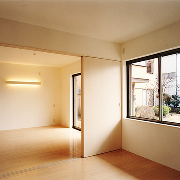 中庭に面した落ち着ける寝室スペース