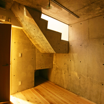 光がおちるRC階段