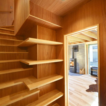 棚を兼ねた階段