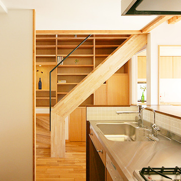 階段とキッチン