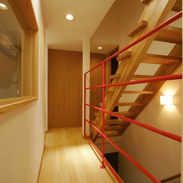 ガラスで繋がるキッチン・廊下・階段