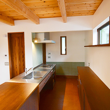 キッチンとつなげたダイニングテーブル