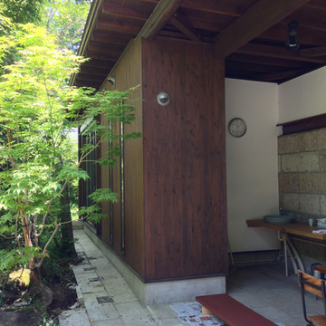 杉板と漆喰と大谷石積み