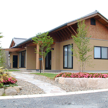 杉板の矢切と、榛色珪藻土の壁の外観