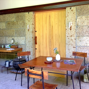 大谷石積みの外壁とテラス