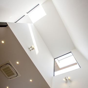 FIX窓から入る採光は、吹き抜けをより活かす手段