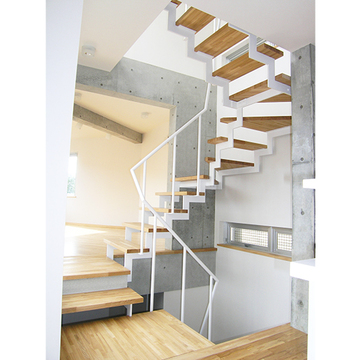 家の中心に配置された動きのある階段