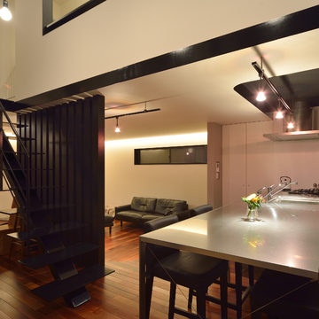 埋め込み照明を控えることで、柔らかみのある光を演じるダウン照明