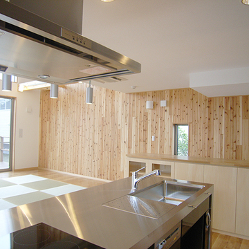 杉パネルの優しい印象のリビング