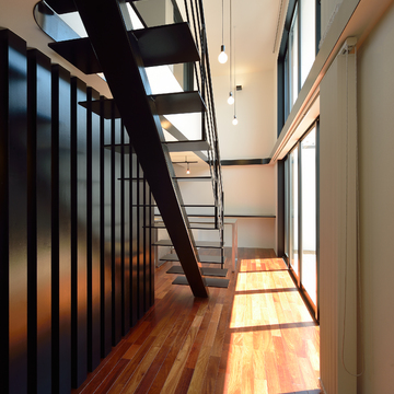 オブジェのような装いの階段後ろ面