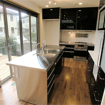 シックな色調でまとめた特注キッチン