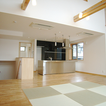 リビングの畳スペースからキッチンを見る