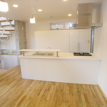 白を基調としたオープンキッチン