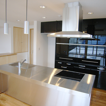 空間を引き締めるシックなオープンキッチン