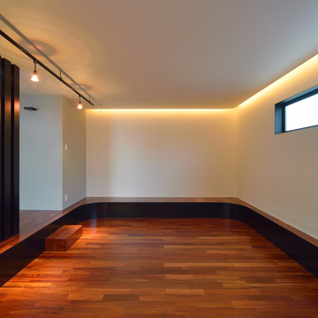 床の掘り下げることで、動きのあるマルチルームに