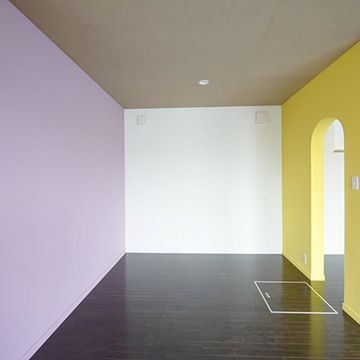 黄色の壁が個性的な寝室