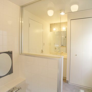 ガラス窓の開放的な浴室