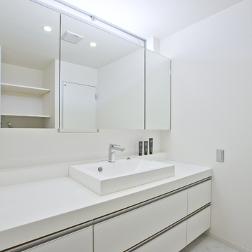 高窓を設けて換気をよくした、清潔感あふれる真っ白な洗面台