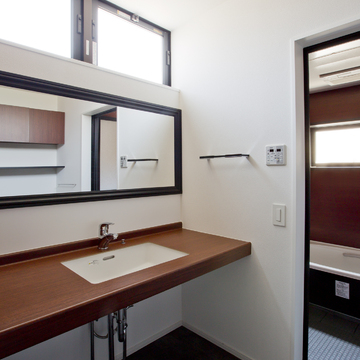 窓・鏡・洗面台の横ラインの使い方がこだわりの浴室・洗面所